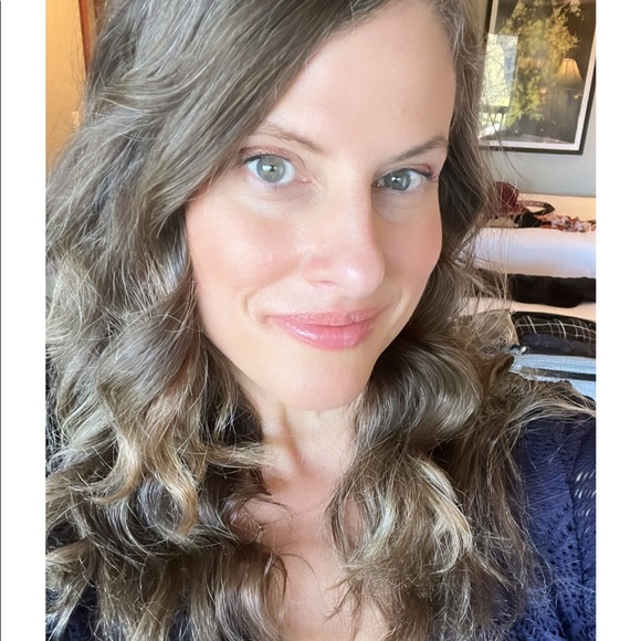 Hi! I’m Cyndi. 😊 Welcome to my Cali Chic Closet! - Picture 1 of 1